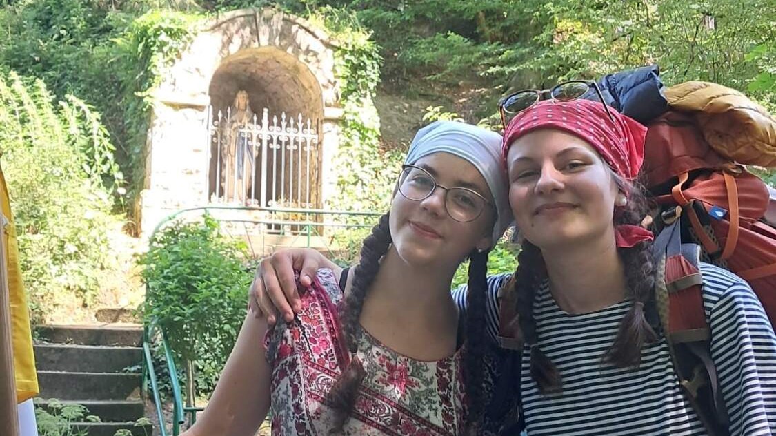 Šéfky scholy PEHUMA s vlajkou